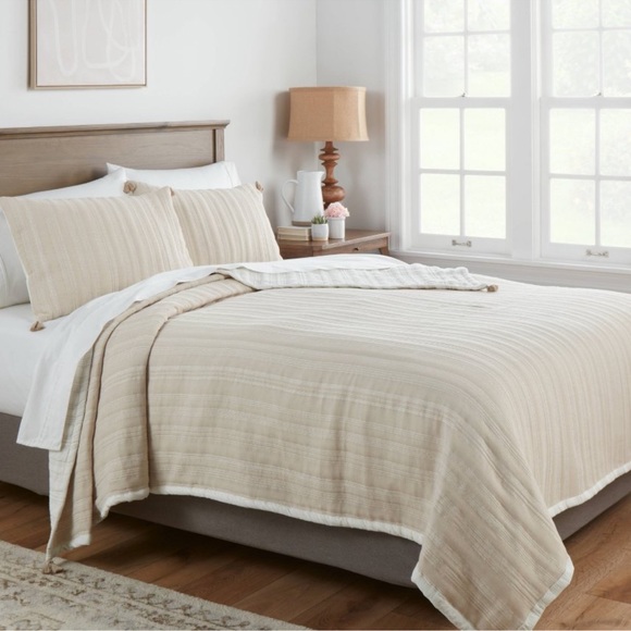 Threshold Bedding Reversible Matelass Stitched Stripe Quilt